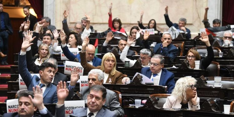 Diputados aprobó las interpelaciones a Caputo, Francos, Karina Milei y Lugones por los casos de corrupción  Diputados aprobó las interpelaciones a Luis Caputo, Guillermo Francos y Karina Milei por los acuerdos con EE.UU. y el escándalo en la ANDIS.