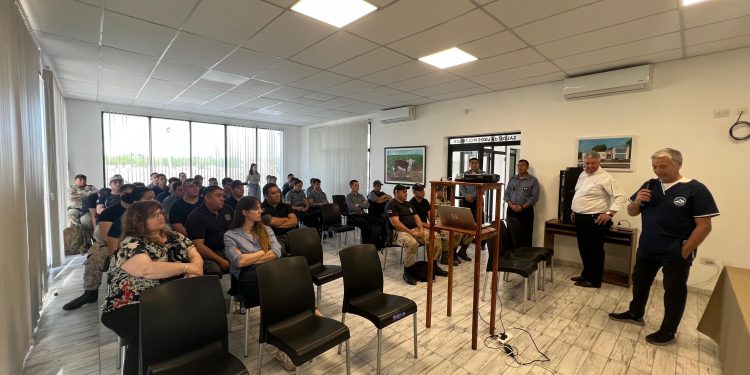 Personal de distintas unidades policiales de orden público y especiales de la Regional IV de la Policía de Río Negro participaron de una capacitación organizada por el Colegio de Veterinarios de Río Negro  La jornada, que inició a media mañana de éste viernes, tuvo por disertante al Médico Veterinario y Subcomisario de la policía rionegrina Sergio Darío Gómez, con funciones en el Cuerpo de Investigación Judicial de la Ciudad de Cipolletti .