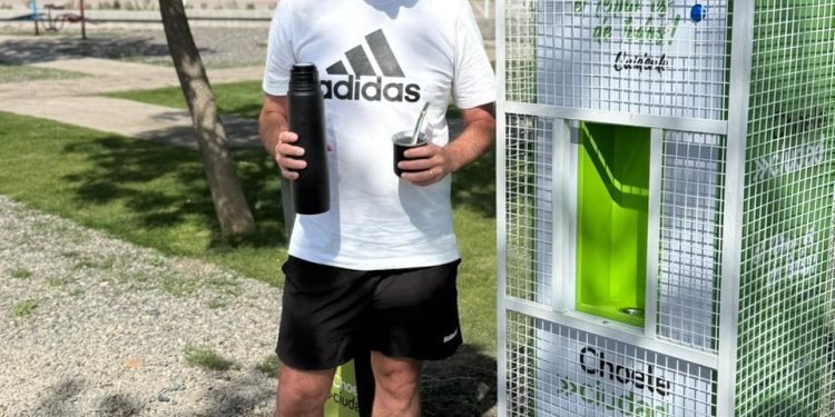 CHOELE CHOEL: En la plaza de Las Bardas ya no falta nada: llegó el termo de agua caliente  Cuando el pasado 9 de julio el intendente Diego Ramello inauguró la plaza del barrio Las Bardas, a la que muchos ya llaman “la más linda del pueblo”, solo quedaba pendiente un detalle muy nuestro: el termo de agua caliente para el mate.