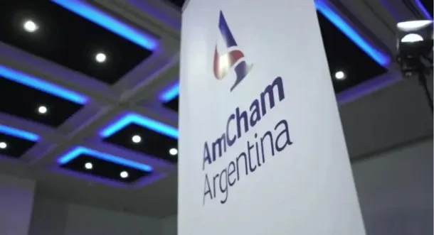 Empresas estadounidenses en Argentina le exigen a Milei «relaciones laborales modernas»  AmCham, la Cámara de Comercio de Estados Unidos en Argentina, se puso al frente del reclamo de avanzar hacia una flexibilización laboral y reclamó "relaciones laborales modernas".