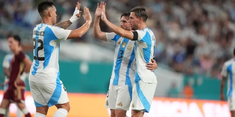 La Selección Argentina venció 1-0 a Venezuela en Miami El equipo de Lionel Scaloni se impuso 1-0 ante la "Vinotinto" en el Hard Rock Stadium en un amistoso de la Fecha FIFA, con la mira puesta en el Mundial 2026.