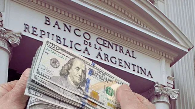Al Tesoro le quedan solo u$s700 millones para intervenir el dólar dentro de la banda y hay expectativa por negociación en EEUU  El Tesoro volvió a vender dentro de la banda cambiaria, en su quinta jornada de intervención, para sostener el tipo de cambio en torno a $1.430, en una jornada marcada por versiones de todo tipo sobre el viaje de Caputo a EEUU mientras persiste la demanda por cobertura.