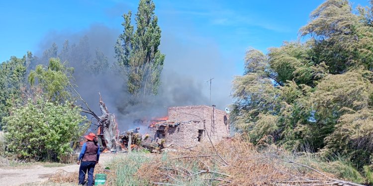LUIS BELTRAN: Incendio desatado en una vivienda del área peri urbana de la localidad  Personal policial de la comisaría 19 de Luis Beltrán, y bomberos de la ciudad, debieron trabajar arduamente para sofocar un incendio desatado en una vivienda del área peri urbana de la localidad.
