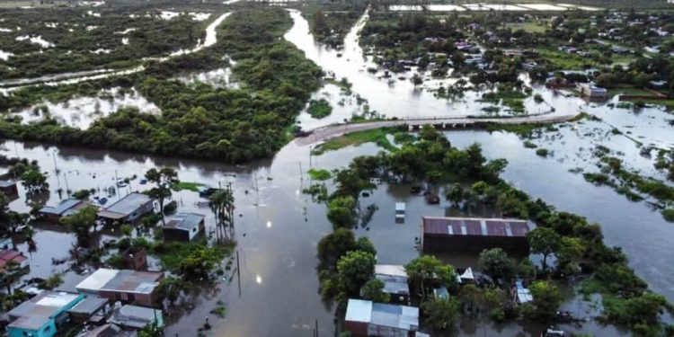 El Senado bonaerense convirtió en ley la emergencia económica, sanitaria y ambiental para Bahía Blanca  El Senado bonaerense le dio sanción definitiva al proyecto de ley para declarar la emergencia en Bahía Blanca debido al temporal del 7 de marzo.