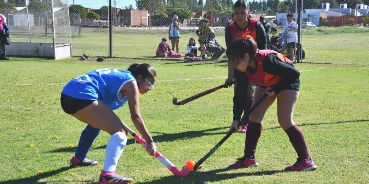Lamarque participó de un encuentro regional de Hockey  La Escuela Municipal de Hockey de Lamarque participó de un evento zonal realizado en la vecina localidad de Pomona.