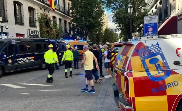 MUNDO: Se derrumbó un edificio en Madrid y hay al menos cuatro desaparecidos  El colapso se produjo mientras se realizaban reformas en la edificación. Los servicios de Emergencias y Bomberos trabajaban en el lugar.