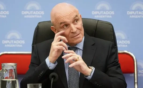 En medio del escándalo, José Luis Espert renunció a la la Comisión de Presupuesto José Luis Espert enfrenta ahora la avanzada de la oposición para que sea expulsado del cuerpo de Diputados.