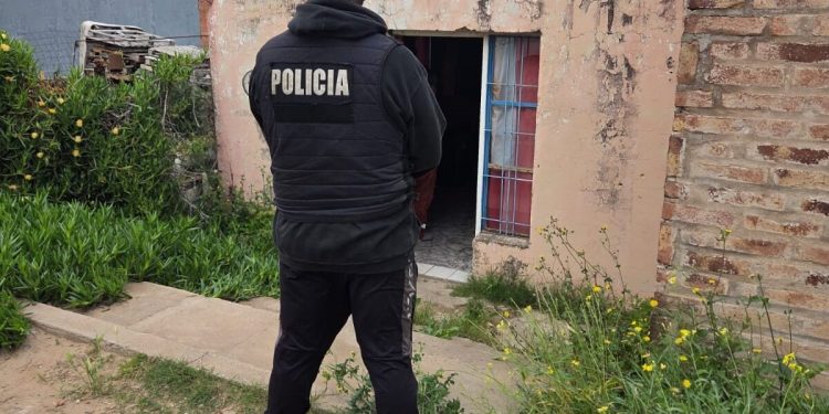 BAHIA BLANCA: Allanamiento por una millonaria defraudación informática  En el marco de una investigación realizada por la UFIJ N°20, a cargo del fiscal Rodolfo De Lucia, el Juzgado de Garantías N.º 2 ordenó el allanamiento de una vivienda ubicada en Avenida Alem al 4.000 de Bahía Blanca en busca de elementos de prueba en torno a una denuncia por el faltante de más de 7 millones de pesos de una cuenta bancaria.