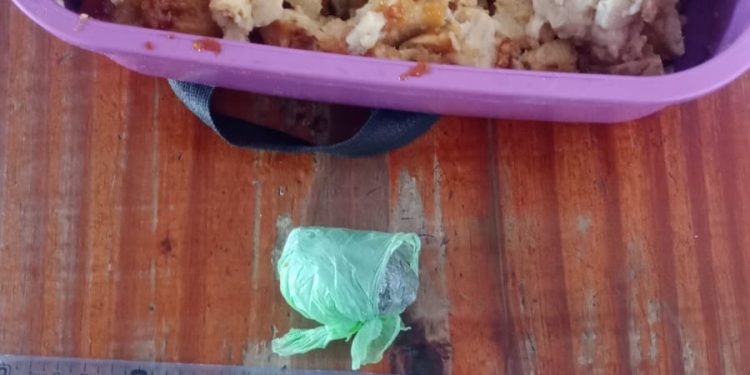 CHOELE CHOEL: Descubierto cuando pretendía ingresar marihuana para un detenido  La policía de Río Negro frustró el intento de un hombre de 46 años de edad que intentaba ingresar cannabis a una comisaría y que tenía por destinatario a un sujeto que se encuentra cumpliendo una condena.