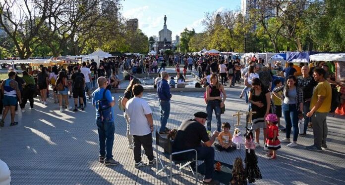 BAHIA BLANCA: Comienza el 34° Encuentro Nacional de Artesanas y Artesanos  Desde hoy, miércoles 8, y hasta el domingo 12, la plaza Rivadavia recibirá como cada año, a más de 400 artesanas y artesanos de todo el país.