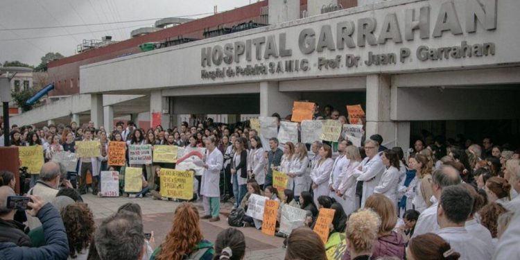Los trabajadores del Garrahan llevan adelante un nuevo paro de más de 24 horas con movilización  Los trabajadores del hospital Garrahan frenaron las actividades por más de 24 horas y movilizan al Congreso para exigir el rechazo al veto a la emergencia pediátrica.