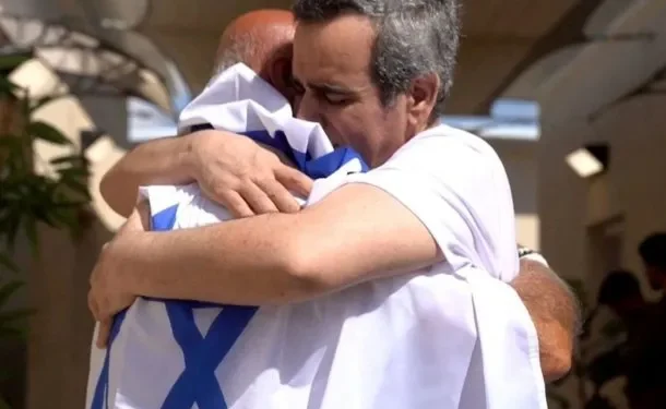 Histórico acuerdo de paz: Hamas liberó a los últimos 20 rehenes vivos tras dos años de cautiverio  Entre los liberados hay tres argentinos y la entrega coincidió con la llegada de Donald Trump a Israel, quien fue clave en el acuerdo.