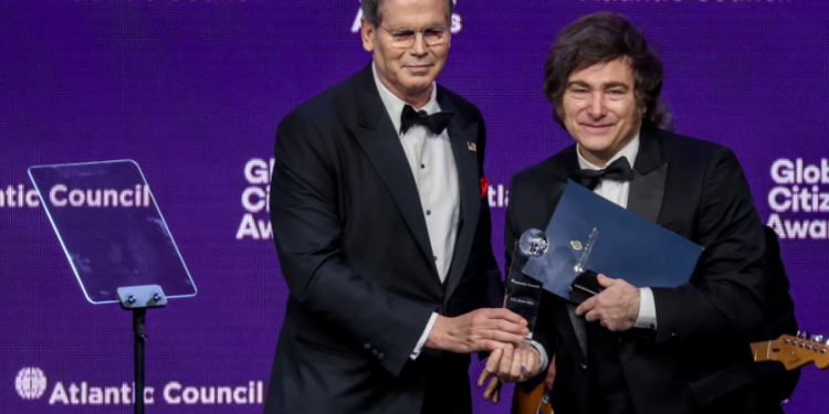 Bessent aclaró que EEUU no pone dinero en Argentina sino una “línea de swap”  El secretario del Tesoro de EEUU, Scott Bessent, volvió a hablar de las negociaciones con el gobierno de Javier Milei.