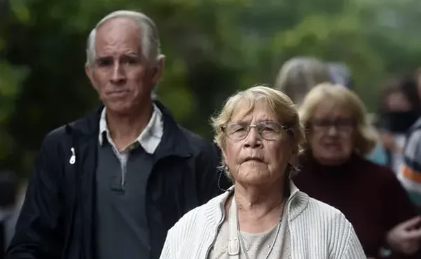 Es oficial el bono de octubre para jubilados: de cuánto es  El gobierno de Javier Milei mantiene congelado desde hace 19 meses el bono de modo de que sea la inflación la que, mes a mes, profundice el ajuste sobre los jubilados.