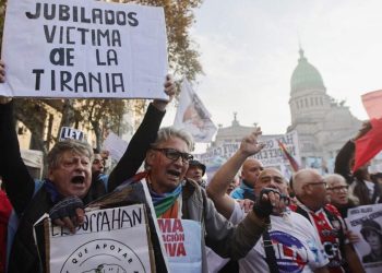 Jubilados vuelven a marchar tras la confirmación de un aumento de $6 mil para octubre