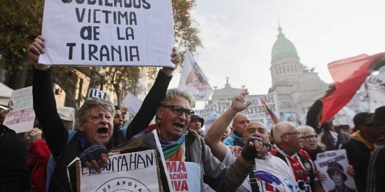 Jubilados vuelven a marchar tras la confirmación de un aumento de $6 mil para octubre  Jubilados y pensionados marchan este miércoles al Congreso tras la confirmación de un aumento de $6 mil y un bono de $70 mil para octubre.