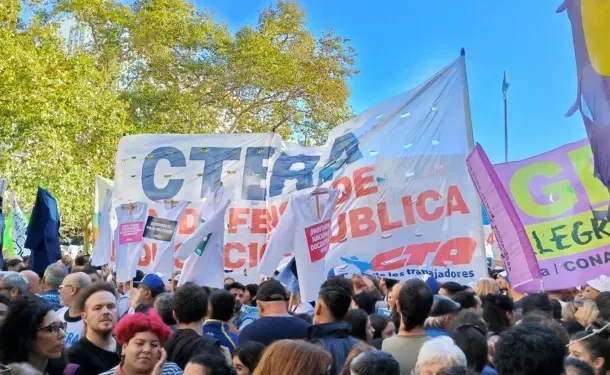 Paro docente a nivel nacional este martes en reclamo de una nueva ley de Financiamiento Educativo La medida de fuerza había sido anunciada a principios de octubre como el paso final de un plan de lucha que involucró a docentes de todo el país.