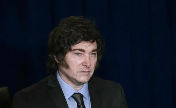 Cumbre postelectoral: Javier Milei se reúne con unos 15 gobernadores para sellar apoyo legislativo  El Presidente busca garantizar la aprobación del Presupuesto y las reformas laboral y tributaria. El encuentro revalida a Francos y Catalán como los principales negociadores con las provincias.