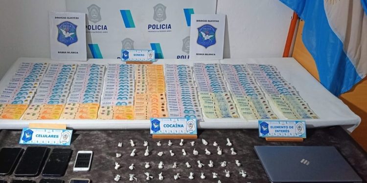 Operativo antidrogas en Carmen de Patagones En el marco de una investigación realizada por la UFIJ N.º 19, a cargo del fiscal Mauricio Del Cero, el Juzgado de Garantías N.º 4 -subrogado por el Dr. Guillermo Mércuri- ordenó la concreción de dos allanamientos en la localidad de Carmen de Patagones en contra de la venta de estupefacientes.