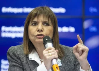 El Gobierno refuerza los controles fronterizos con Brasil tras la masacre en Río de Janeiro  Patricia Bullrich anunció el estado de “alerta máxima” en todos los pasos fronterizos argentinos y pidió diferenciar entre turistas y personas vinculadas al narcotráfico.
