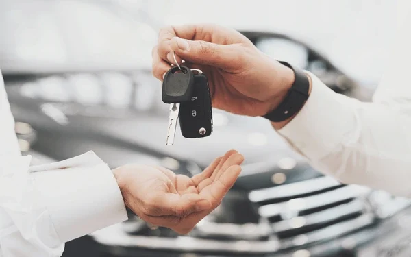 ADIOS A LOS REGISTROS: Ya se puede inscribir un auto 0 KM por Internet y con descuento del 20%  La plataforma permite inscribir vehículos nuevos sin necesidad de acudir al registro. Los concesionarios podrán cargar los datos del vehículo y del comprador en forma directa.