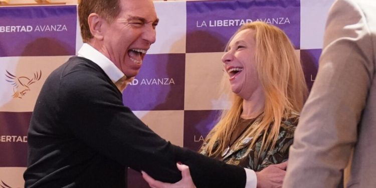 Santilli se encamina a encabezar la lista de LLA en la provincia: qué dice la legislación electoral Luego de la renuncia de Espert a su candidatura, La Libertad Avanza solicitará a la Justicia Electoral que Santilli sea quien encabece la lista. El presidente Javier Milei respaldó al dirigente del PRO.