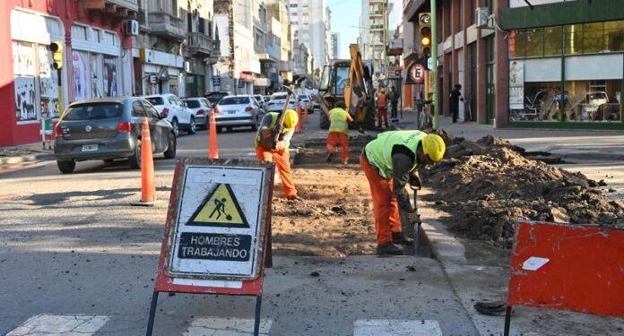 BAHIA BLANCA: Cortes programados de calles  Hasta las 20 se procederá al corte de calle Entre Rios, entre Vicente López y Güemes, por tareas de reencarpetado asfáltico.