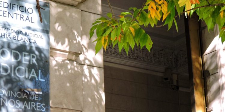 BAHIA BLANCA: Condenan a 4 años de prisión a dos hombres por matar y faenar tres ciervos en un campo de Pringles  El Tribunal en lo Criminal N.º 1 condenó a Carlos Daniel Gorordo y Lucas Ezequiel Oviedo a la pena de 4 años de prisión, por ingresar a un campo y matar a tres ciervos.