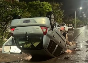 BAHIA BLANCA: Volcó tras esquivar un pozo