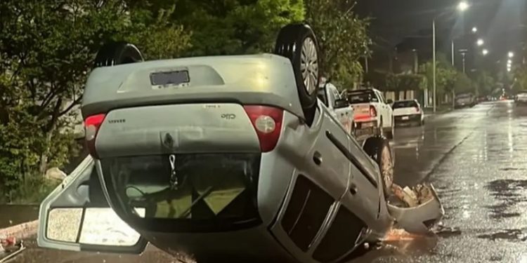 BAHIA BLANCA: Volcó tras esquivar un pozo El hecho ocurrió alrededor de las 4 de la mañana en Avellaneda al 700, cuando un Renault Clio que trabajaba como vehículo de la aplicación Uber volcó tras esquivar un pozo. El auto era conducido por un joven de 22 años, acompañado por una chica de 20, quien sufrió algunos traumatismos leves.