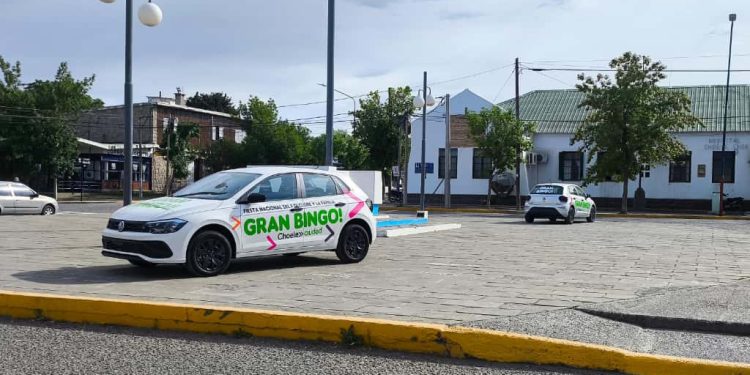 CHOELE CHOEL: Con la llegada de los premios, se dispararon las ventas del Gran Bingo del Festival Nacional del Folklore y la Familia. El entusiasmo vuelve a sentirse en Choele Choel y en todo el Valle Medio: con la llegada de los premios principales, se reactivó con fuerza la venta de cartones del Gran Bingo del Festival Nacional del Folklore y la Familia. Cada vez son más los vecinos que ya tienen el suyo y se suman a esta propuesta que combina tradición, premios y el espíritu popular de la fiesta más esperada del año.