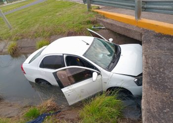 LUIS BELTRAN: Un auto terminó, en la madrugada de éste sábado, dentro de un canal de riego en la rotonda de acceso a Luis Beltrán ubicada sobre ruta nacional 250.