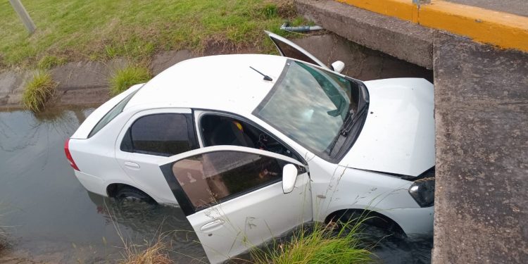 LUIS BELTRAN: Un auto terminó, en la madrugada de éste sábado, dentro de un canal de riego en la rotonda de acceso a Luis Beltrán ubicada sobre ruta nacional 250.  El incidente ocurrió minutos después de las 6 de la mañana y en el lugar trabajó personal del Destacamento de Seguridad Vial Pomona.