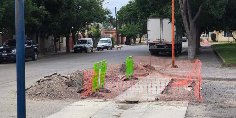 CHOELE CHOEL: Obras en Choele para mejorar el escurrimiento del agua de lluvia y evitar anegamientos La Municipalidad de Choele Choel, a través del área de Obras Públicas, lleva adelante un importante trabajo de construcción y reparación de badenes y adecuación del sistema pluvial, con el objetivo de mejorar el escurrimiento del agua de lluvia que atraviesa la ciudad.
