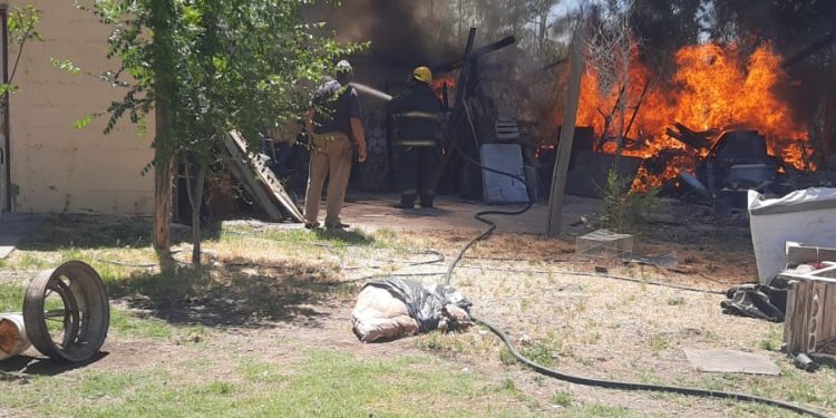 LUIS BELTRAN: Un hombre dejó las brasas de un asado encendidas y se generó un incendio  Por suerte el fuego solo afectó pastos naturales y un montón de chatarras y elementos en desuso que estaban acumulados en cercanías al lugar donde inició el foco ígneo.