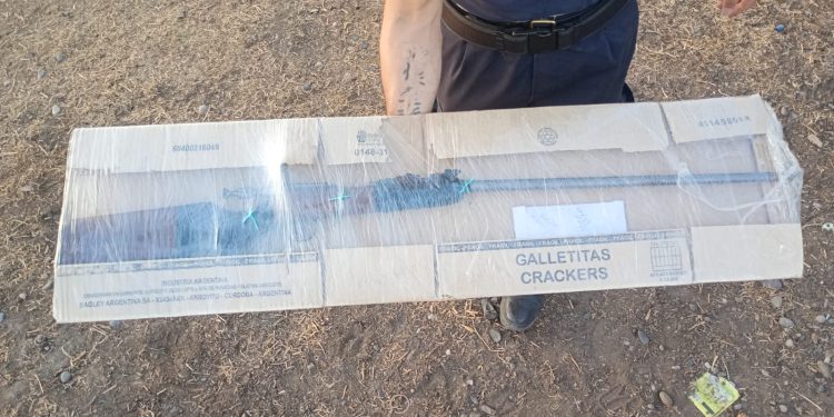 LUIS BELTRAN: La policía de Río Negro realizó el secuestro de un arma de fuego que guardaria relación con una causa por «presunta amenaza», suceso ocurrido en la mañana de éste lunes  El secuestro se dio en el marco de una diligencia de allanamiento  realizada en horas de la tarde en una vivienda ubicada en la zona rural.