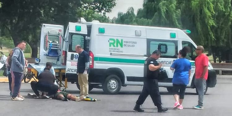 CHOELE CHOEL: Un joven motociclista debió ser asistido ayer lunes, en horas de la tarde, tras protagonizar un accidente  Ocurrió en Choele Choel pasadas las tres de la tarde, sobre calles  San Martín y Uruguay.