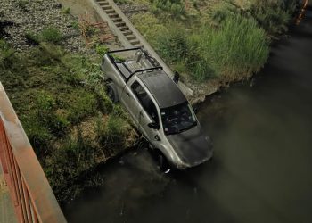 RIO COLORADO: Una camioneta intentó escapar de un control policial en Río Colorado y por poco termina en el interior del río.