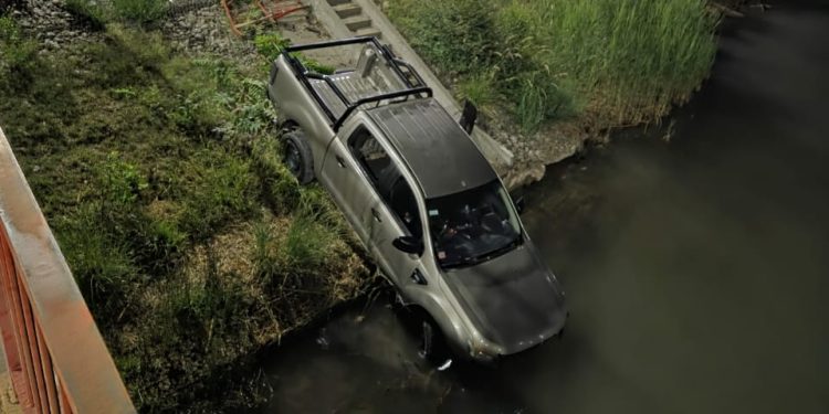 RIO COLORADO: Una camioneta intentó escapar de un control policial en Río Colorado y por poco termina en el interior del río.  Alrededor de las 3 de la madrugada, cuando personal de la Comisaría 11 realizaba tareas de control preventivo de tránsito e identificación de personas, se intentó identificar a los ocupantes de una camioneta Ford Ranger en la que se desplazaban cinco personas.