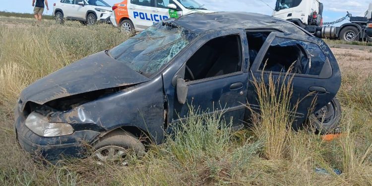Una mujer de 43 años de edad, domiciliada en Bahía Blanca volcó en la ruta nacional 22 en cercanías de Río Colorado  Una mujer resultó con lesiones que, en principio, no serían de gravedad, cuando perdió el control de su auto y entró en vuelco.