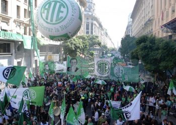 Estatales arrancan un paro nacional contra la reforma laboral de Milei