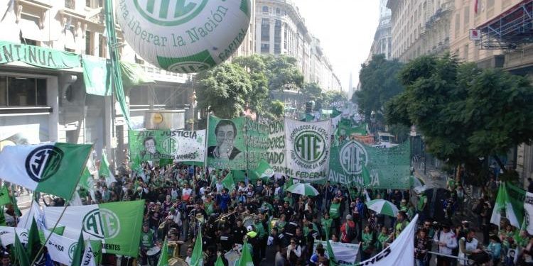 Estatales arrancan un paro nacional contra la reforma laboral de Milei  La Asociación de Trabajadores del Estado (ATE) encabeza este miércles un paro nacional con movilizaciones en todo el país contra la reforma laboral.