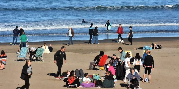 Milei celebró la ocupación récord del fin de semana largo  El presidente, Javier Milei, resaltó la elevada ocupación hotelera registrada en distintos destinos turísticos del país durante el fin de semana largo y retuiteó mensajes del intendente de General Pueyrredón, Guillermo Montenegro, y del secretario de Ambiente, Turismo y Deportes, Daniel Scioli, quienes difundieron cifras oficiales y proyecciones del movimiento turístico.