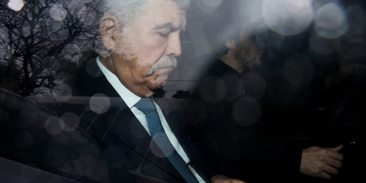 La Justicia ordenó la detención de Julio De Vido tras quedar firme la condena por Once Julio De Vido deberá presentarse en Comodoro Py para iniciar la condena por la Tragedia de Once, luego de que la Corte dejara firme el fallo.