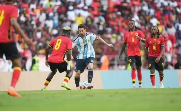 Con goles de Lautaro Martínez y Messi, Argentina se impuso ante Angola en Luanda Argentina terminó su 2025 futbolístico con una actuación convincente, en un amistoso donde el equipo de Scaloni combinó momentos de dominio con pasajes de tensión.