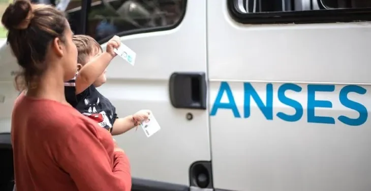 Es oficial el aumento de jubilaciones y asignaciones familiares para diciembre: todos los detalles  Tras aplicar el índice de inflación correspondiente a octubre pasado, el piso de las jubilaciones en el último mes del año será de 340.979 pesos. Por el pago del aguinaldo y teniendo en cuenta el todavía no oficializado devaluado bono de 70 mil pesos, el haber mínimo en diciembre ascenderá a 581.319 pesos.