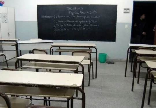 El financiamiento educativo estancado: 21 provincias redujeron el gasto en 2024 y el salario docente sigue por debajo de 2014 Según un informe de especialistas, la mayoría de los distritos destinaron menos recursos reales a educación el último año y, en términos históricos, la inversión cayó en casi todo el país. Solo tres jurisdicciones lograron mantener salarios docentes por encima de los niveles de hace una década.