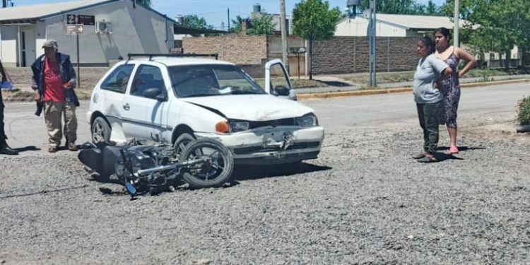RIO COLORADO: Motociclista resultó con lesiones graves como consecuencia de un siniestro vial ocurrido éste viernes Un llamado telefónico alertando sobre un accidente de tránsito en la intersección de calles Expedicionarios del Desierto y Avenida Berutti, fue el motivo por el que personal de la Comisaría 11 se movilizó hasta el lugar.