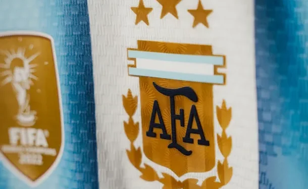 Esta es la nueva camiseta de la Selección Argentina para jugar el Mundial 2026  Con los campeones del mundo como protagonistas, la AFA y Adidas presentaron el modelo que los campeones del mundo vestirán en Estados Unidos, México y Canadá.