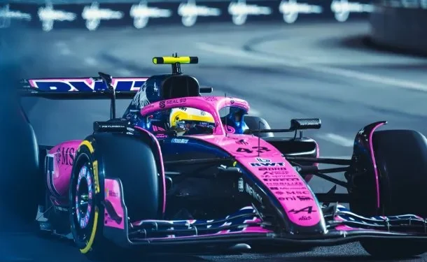 Días y horarios para ver a Franco Colapinto en el Gran Premio de Las Vegas  El trazado de Las Vegas presenta particularidades técnicas muy marcadas: rectas extensas que superan largamente el kilómetro y medio, curvas de 90 grados y un asfalto que se enfría con rapidez durante la noche.